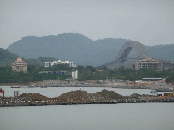 A POnte das Americas, sobre o Canal do Panamá, na Cidade do Panamá, a capital do país